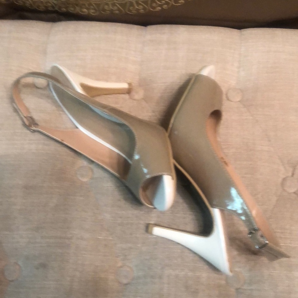 MOOTSIES TOOTSIES - tan and white peep toe with sling back strap, size 7.5